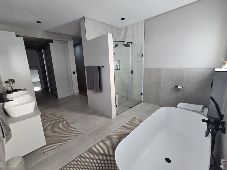 4 Bedroom Property for Sale in Kingswood Golf Estate Western Cape